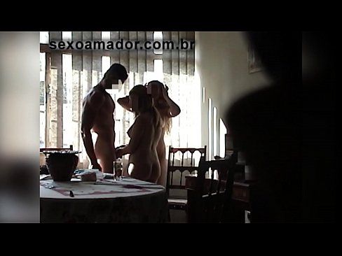 ❤️ Οι φίλοι του σεξ προσκαλούν έναν γιγαντιαίο άνδρα και ένα τρίο μαζί του ️❌ Ποιότητα σεξ ❤